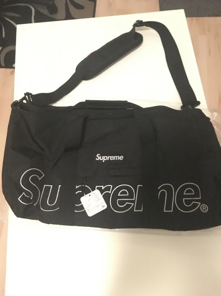 1.300 kan du købe denne dufflebag fra Supreme for. Den er lige nu til salg på DBA af Emil fra Holbæk. I DBA-annoncen skriver han: 'Dufflebag, Supreme  Sælger supreme dufflebag i sort, er fra Sæsonen FW18.  Kan sendes og afhentes'