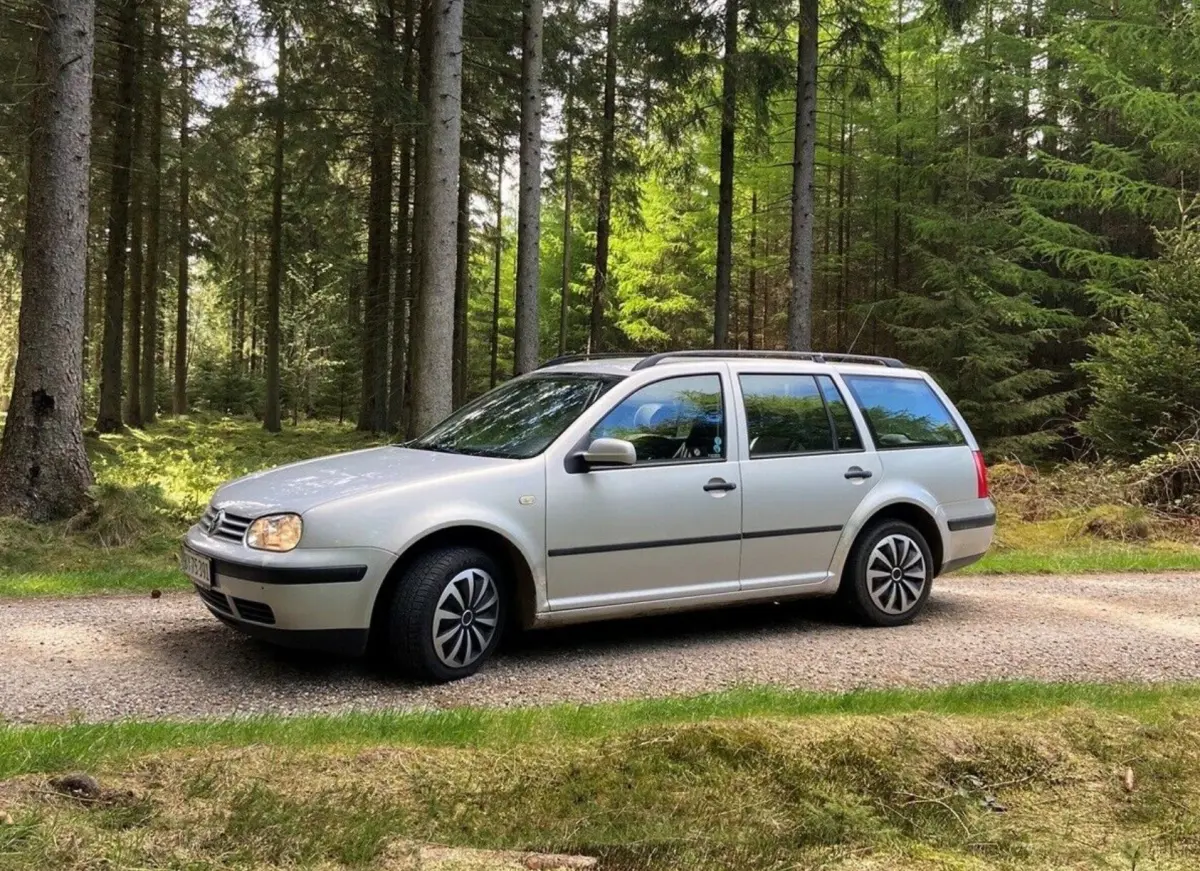 Sælgeren J.K. fra Struer erkender, at denne Golf IV stationcar ikke er køn i lakken. Til gengæld er der langt til syn og den koster kun 7.500 kroner.