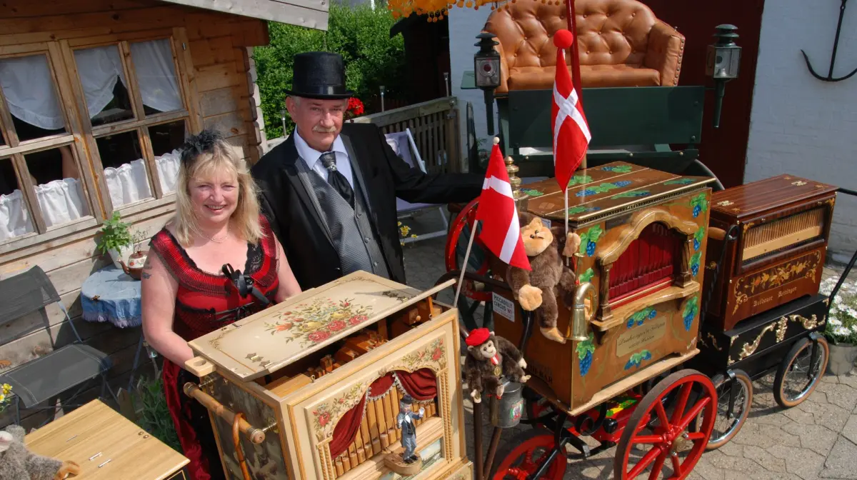 ’Jeg kender ikke en eneste i Danmark, der spiller lirekasse, som er under 60 år’, forklarer Svend Erik og understreger, at det også er med til at gøre lirekasserne til en uddøende rase. Han ejer sammen med sin kone Danmarks største samling af lirekasser