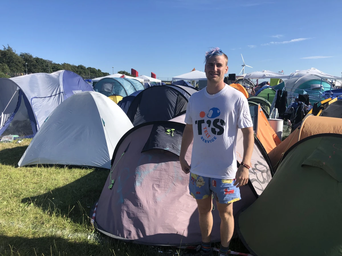 Sebastian har i år fået lavet t-shirts og bannere med sit logo på. Og han har fået sin kammerat til at lave ham et logo, som han vil spraye i bunden af sine pop-up-telte. Sådan kan han se, om de efterlades igen og igen på Roskilde Festival. Sebastian har også oprettet en Facebook-hjemmeside