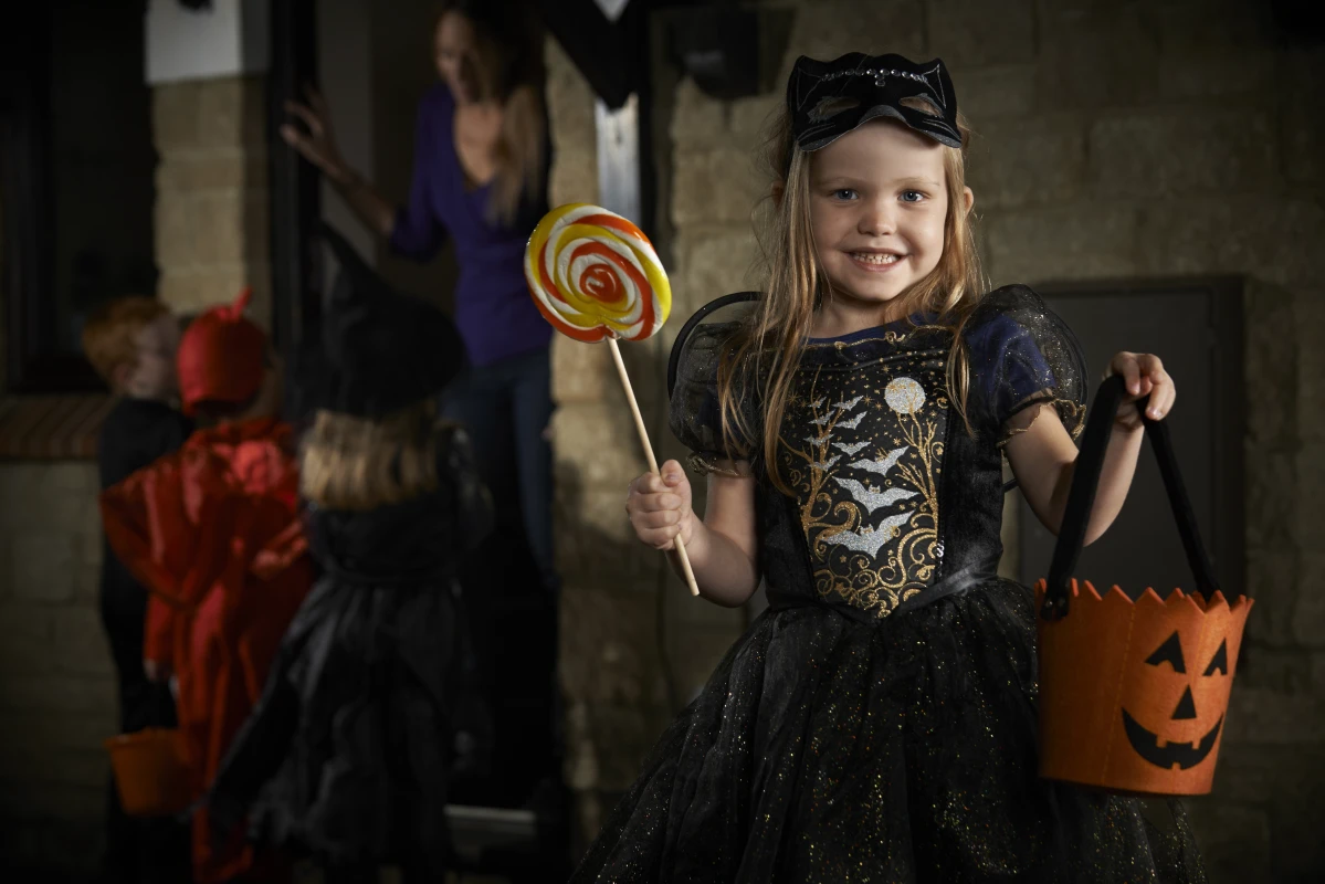 Halloween: Børnene tropper op i brugte kostumer i weekenden