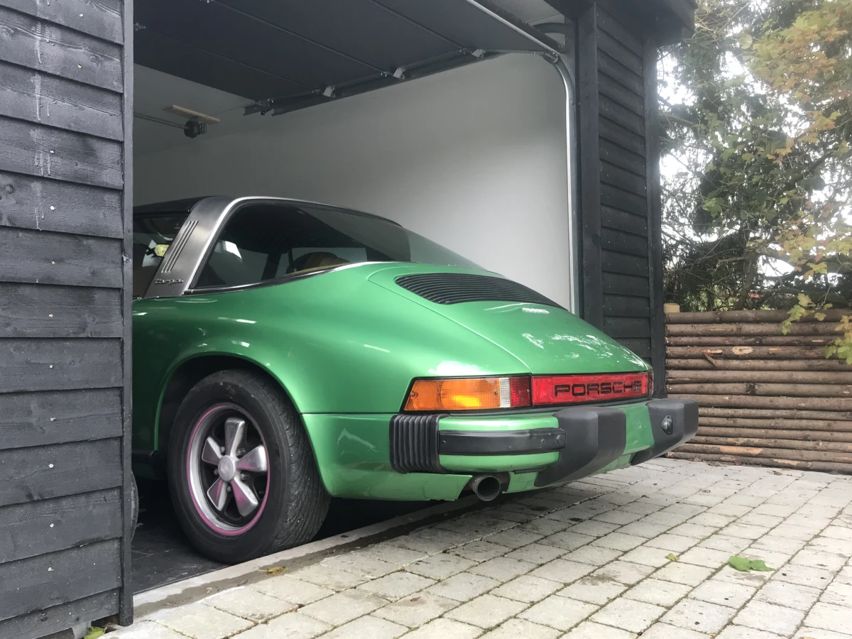 Thomas Porsche 911 holder ikke kun i garagen. Den bliver også brugt. Men kun nænsomt og ikke til hverdag. Han har også andre veteranbiler