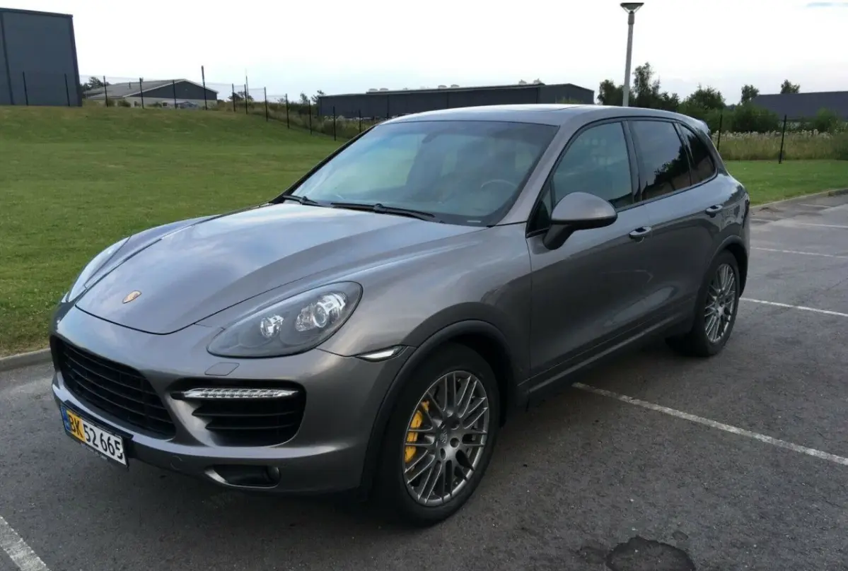 En stor, fuldfed Porsche Cayenne til halvdelen af, hvad en Cayenne bør koste. Denne står til 345.000 kroner og sælges af Mette fra Sæby.