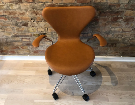 Gad vide, om det bliver sjovere at arbejde, hvis du sidder på en smuk designer-kontorstol? Hvis du vil lade det komme an på en prøve, kan du købe denne 3217 drejearmstol af Arne Jacobsen fra Fritz Hansen med forkromet stel. Kenneth fra Aarhus skal have 10.000 kroner i bytte for den smukke sag.