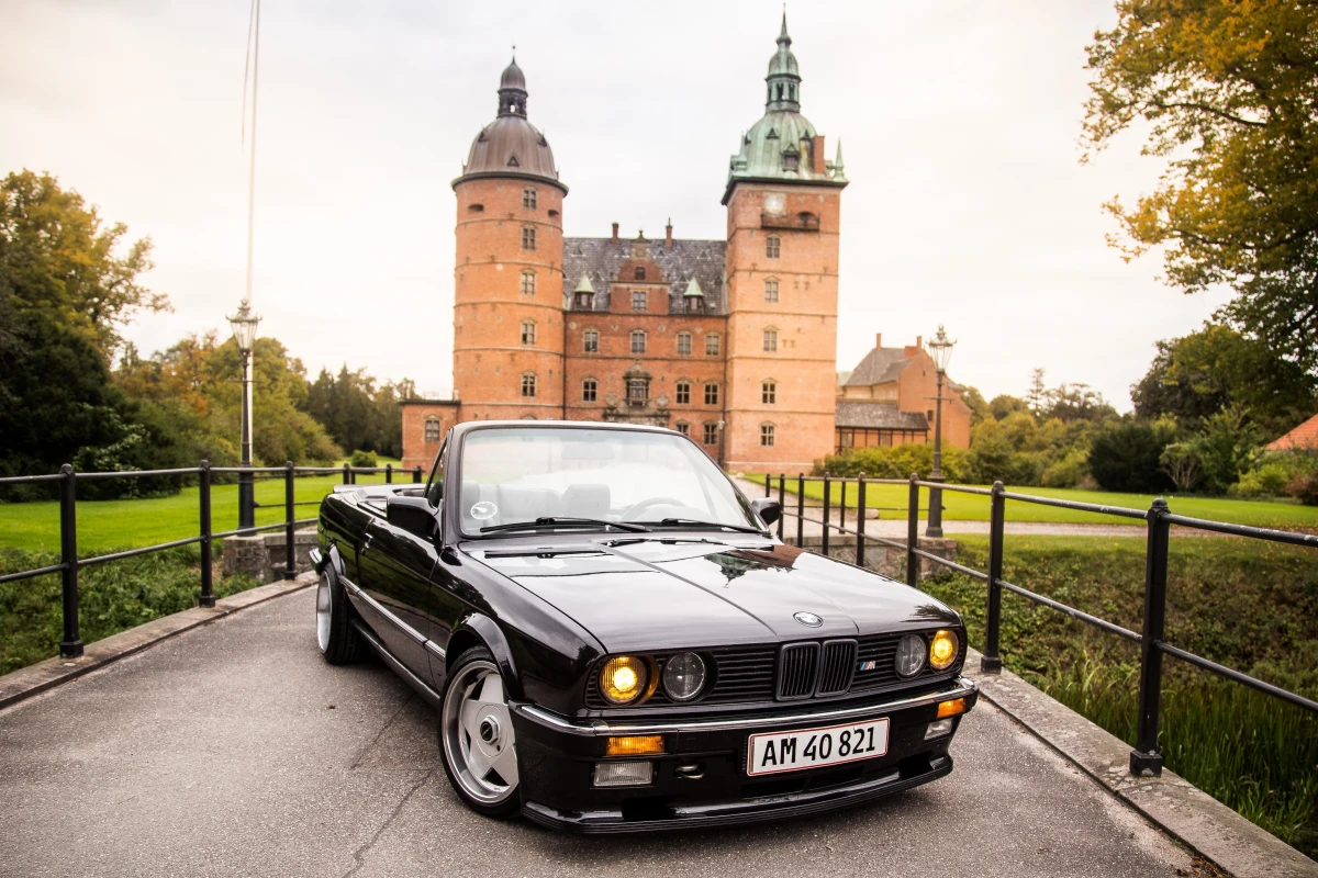 Den sorte cabriolet har en sekscylindret rækkemotor på 2,5 liter - og den yder 171 formidable hestekræfter. Foto: Skovgaard Foto