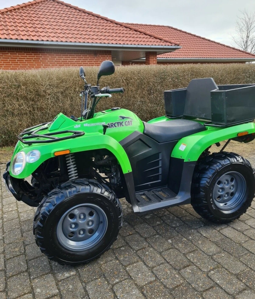 43.500 kroner skal du punge ud med, hvis denne grønne motordrøm skal blive din. ATV’en er fra 2008, den er af mærket Arctic Cat, og det er Sarunas fra Varde, der har den til salg