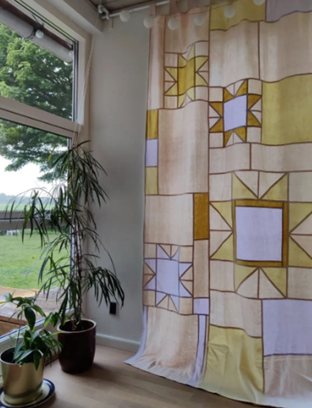 Sissel syer patchwork-gardiner af brugte lagner 