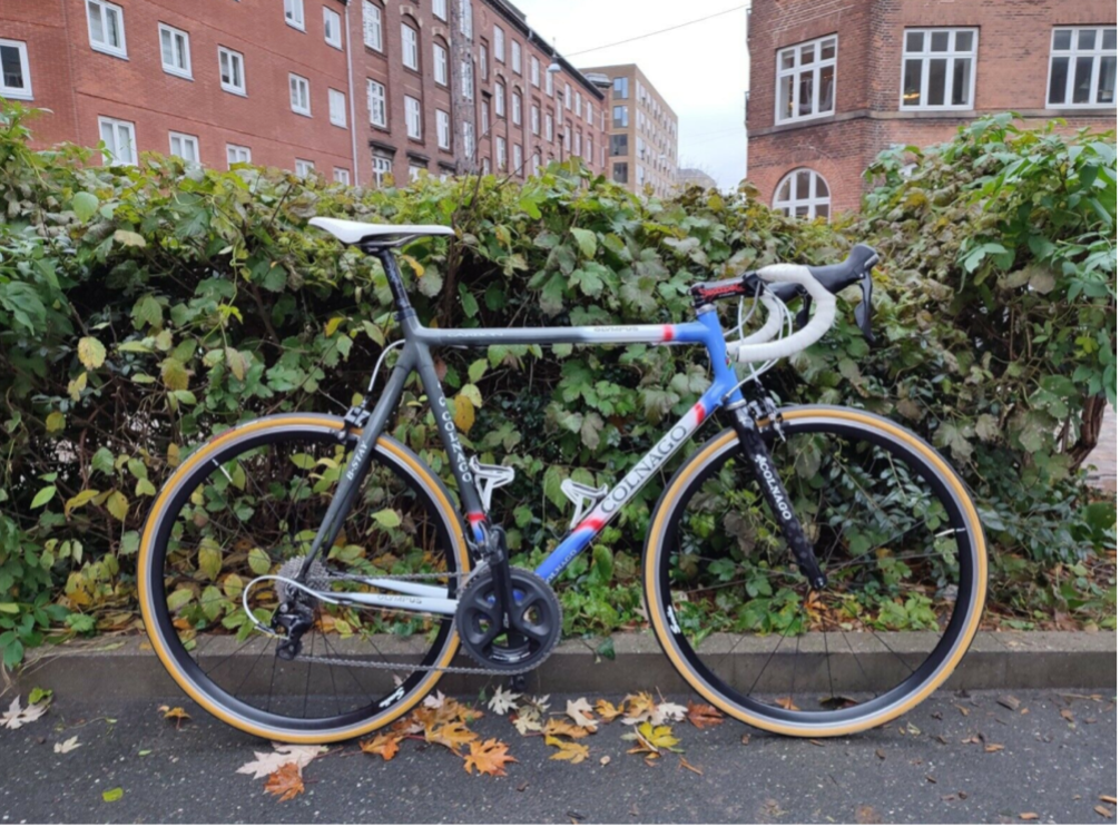 Jonatan sælger denne flotte racercykel i København. Han håber at få 15.000 kroner for den.