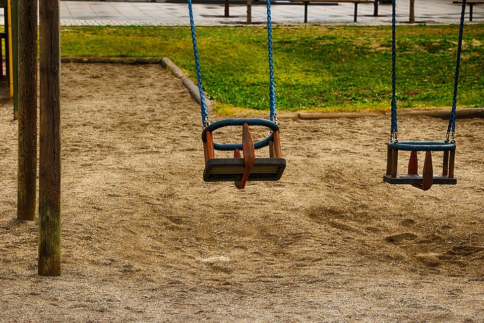 Da det er udstyr og tøj, der skal bruges i institutionen, hvor der også er mange andre børn, i alt slags vejr, ude og inde, med fuld knald på tempo og udvikling, så skal det ikke være noget, du/I er alt for sarte omkring. For så ender det blot i bitter ærgrelse