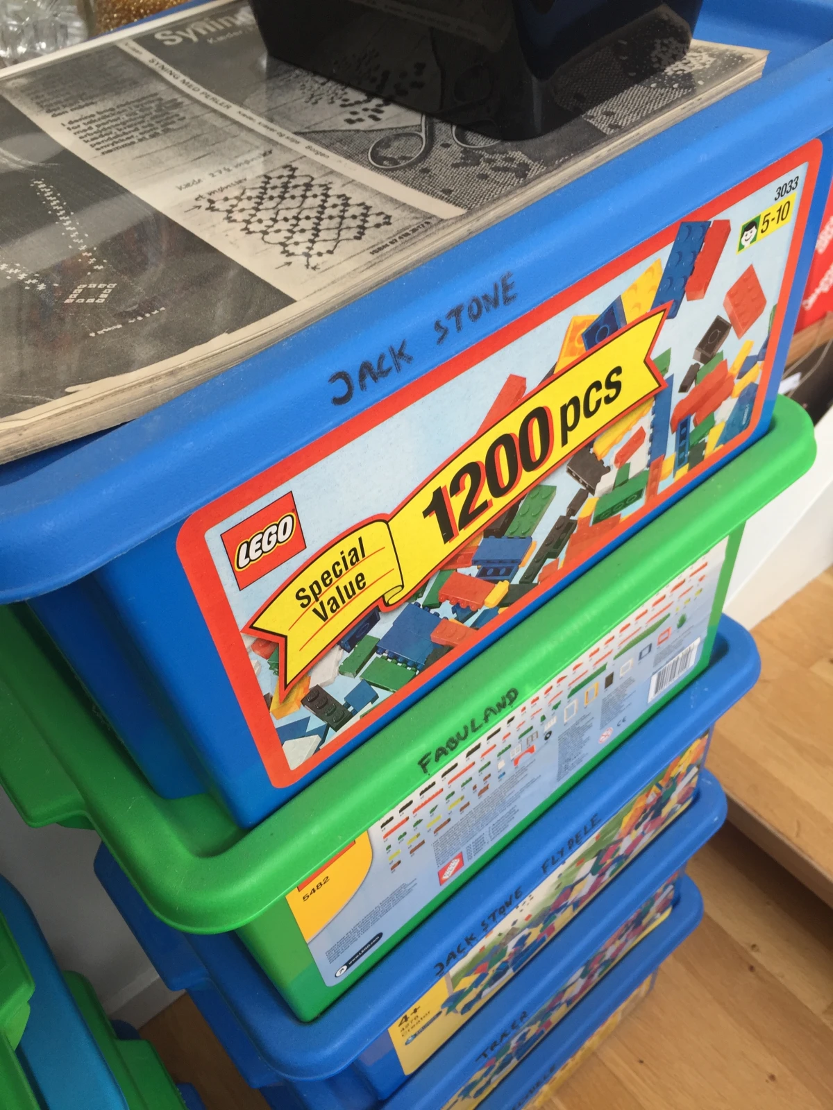 Her kan du se noget af Johns Lego-samling