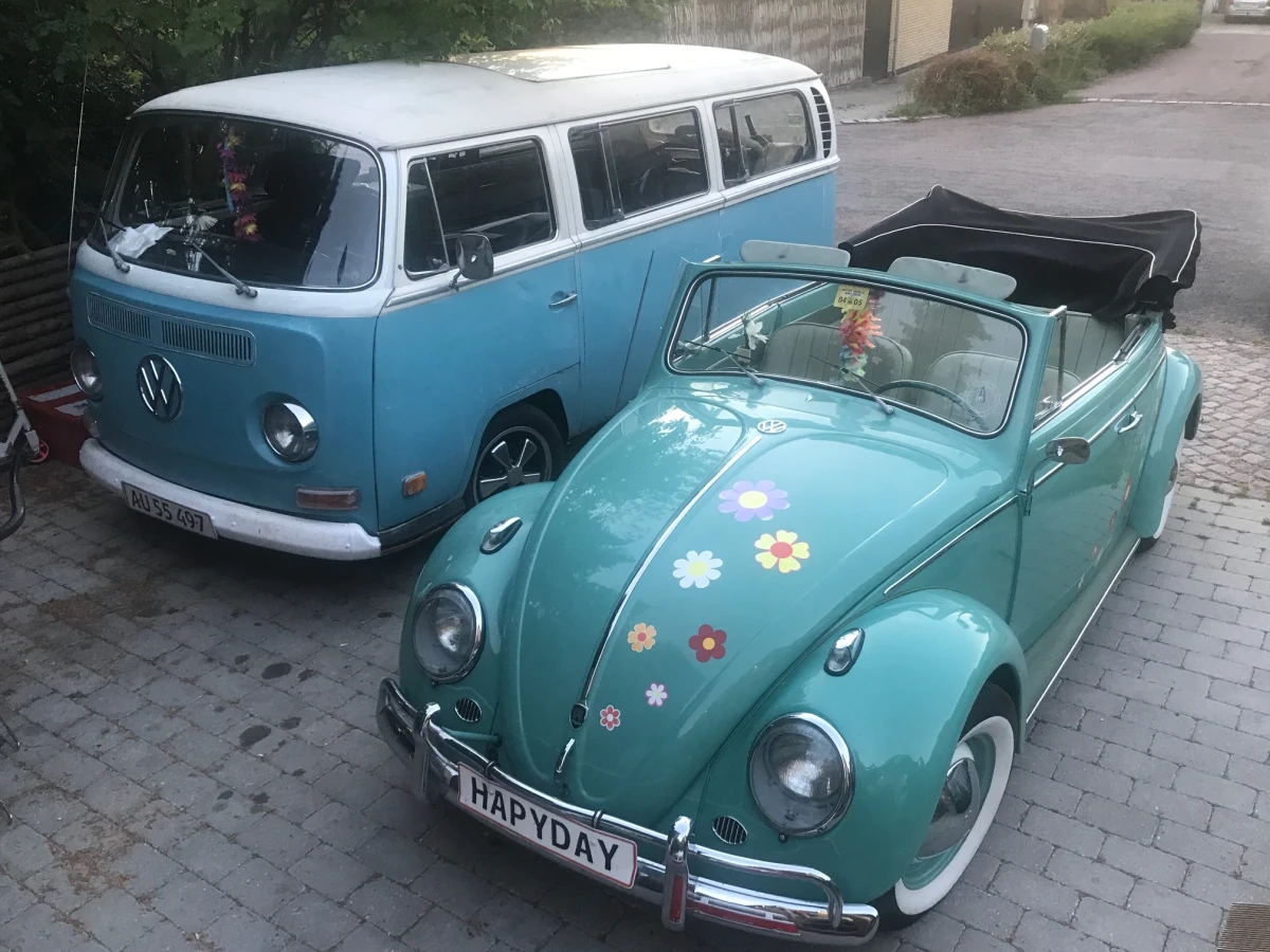 Thomas kører til dagligt  i et blåt folkevognsrugbrød fra 1971, og hans kone i en Bobbel Cabriolet fra 1961. Hele familien er vilde med veteranbiler