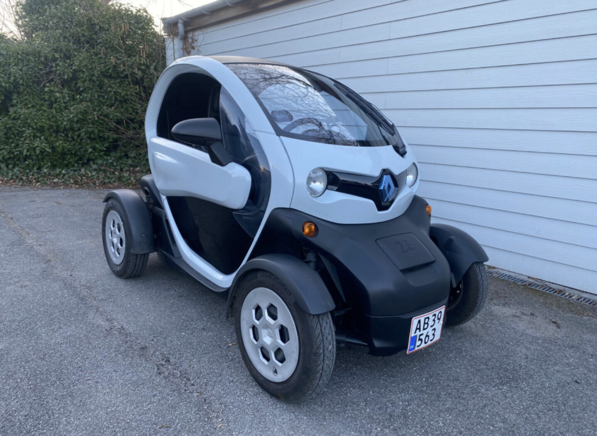 For 49.900 kroner får du ingen sideruder. Til gengæld får du byens mest charmerende elbil! Twizy sælges af Birkerød Biler.