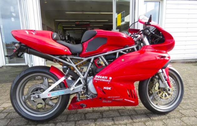 39.990 kroner. Det skal du have op ad lommen og aflevere til Horsens MC Service, hvis du vil eje denne Ducati 750 Sport motorcykel. Den er fra 2002, og den har 19.000 kilometer på bagen.