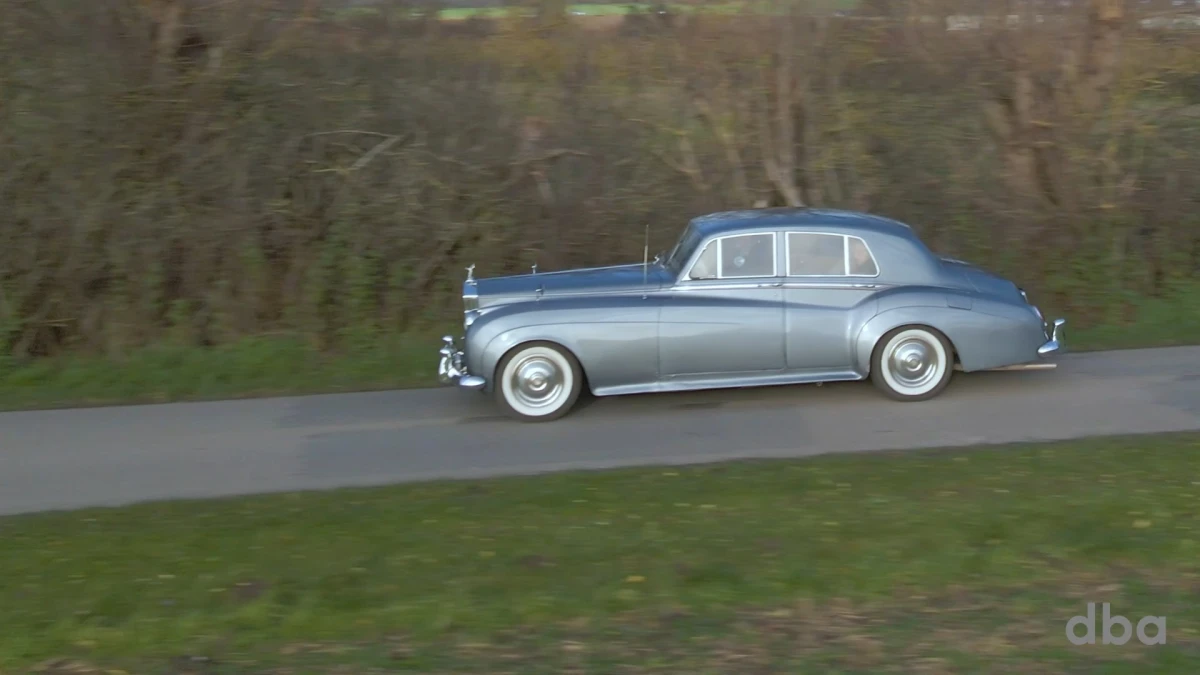 ’Folk bliver glade, når de ser, bilen komme kørende. Jeg har aldrig oplevet misundelse fra folk. Det er som om, at den her bil er så klassisk flot, at man godt kan unde andre at have sådan en. Det er ikke en såkaldt ”blærerøvsbil”,’ fortæller Claus.