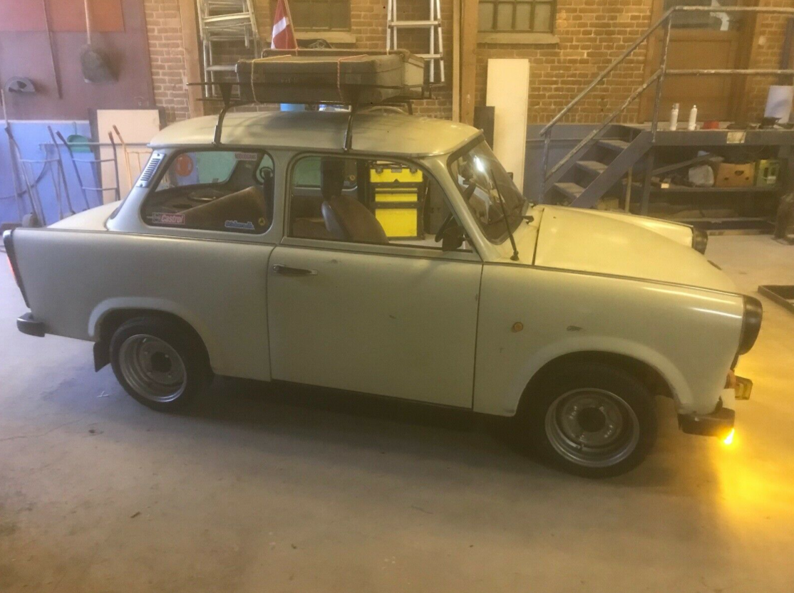 Denne Østtyske Trabant er blevet pyntet med fede fælge og bagagebærer på taget. Den sælges for 29.999 kroner af Tano fra Horbelev.