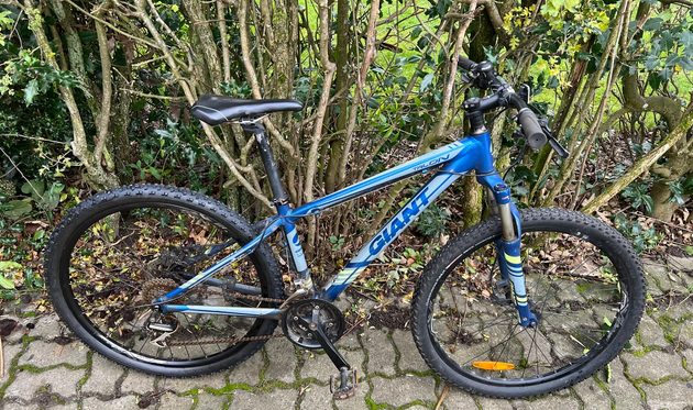 1.750 kroner. Det skal du have op ad lommen, hvis denne Giant Talon, hardtail, 15,5 tommer, med 24 gear mountainbike skal blive din. Frit fra Kolding har i skrivende stund cyklen til salg her på DBA.