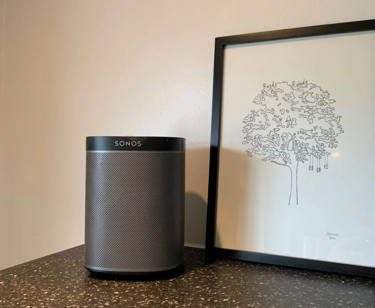 Her er en velholdt Sonos Play 1 højttaler. Selvom der er kommet nyere udgaver på markedet, lyder Play 1 fortsat rigtigt godt