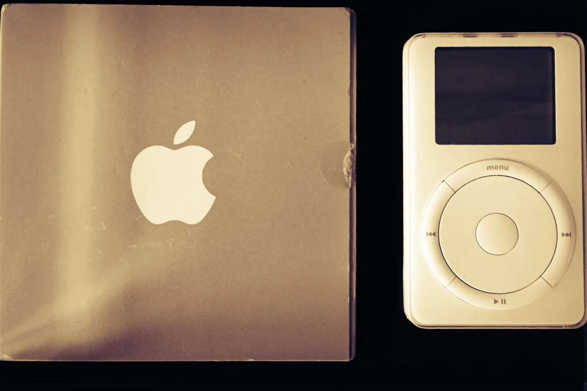 1. generations iPod sammen med de originale papirer