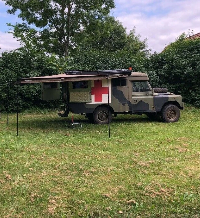 Bilen hedder en Land Rover serie 2A ambulance