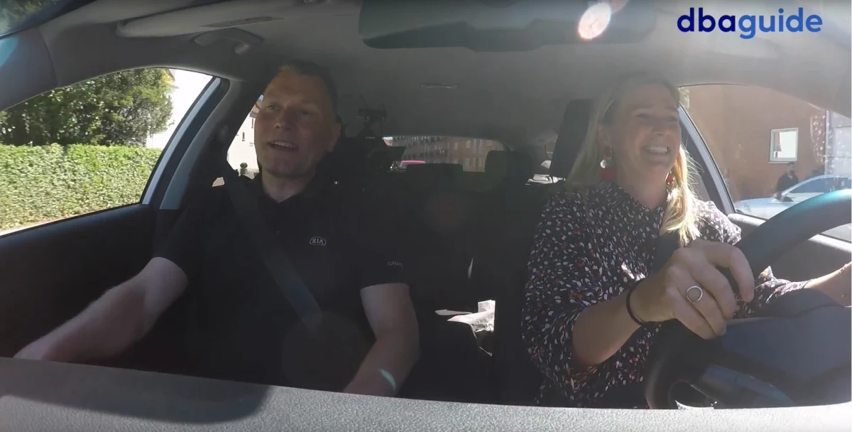 Lars og jeg kører i videoen rundt i en KIA Optima SW Plug-in Hybrid. Det særlige ved den model er, at det samtidig er en rummelig familiebil. Se selv efter i videoen, som du finder øverst i artiklen. Det har sine konsekvenser, når man som jeg nærmest aldrig kører bil: Forleden fandt jeg nogle billige, men virkelig fine, små japanske pengeplanter på DBA, som jeg meget gerne ville købe – de kostede kun 15 kroner stykket!