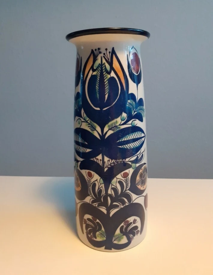 Thomas fra Herlev har denne Royal Copenhagen-vase til salg på DBA. Han håber på at få 450 kroner for vasen, og så får du også en genstand, der er en ’RC Fajance vase’