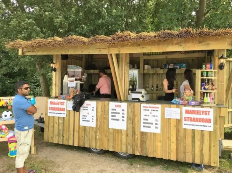 Marielyst. Hvis du tit har ferieret her, har du måske "stiftet bekendtskab" med denne strandbar. Men for 4,5 år siden var det slut. Den fine strandbar savnede ny ejer, og det blev der gjort noget ved, da den kom til salg på DBA