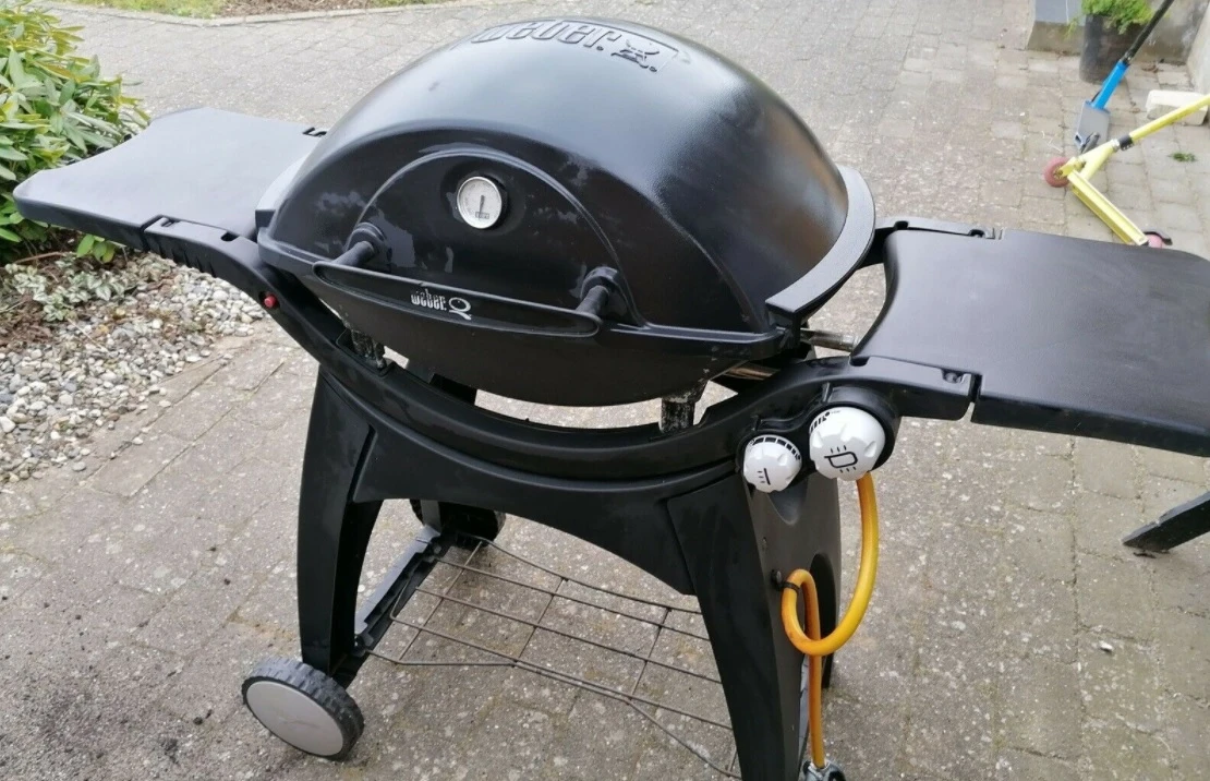 Martin i Vejle har denne gasgrill til salg lige nu på DBA. Den koster 1.100 kroner og er en Weber model Q300. Martin skriver, at den er fin og velfungerende, og at du kan købe pizzasten og bageplade med