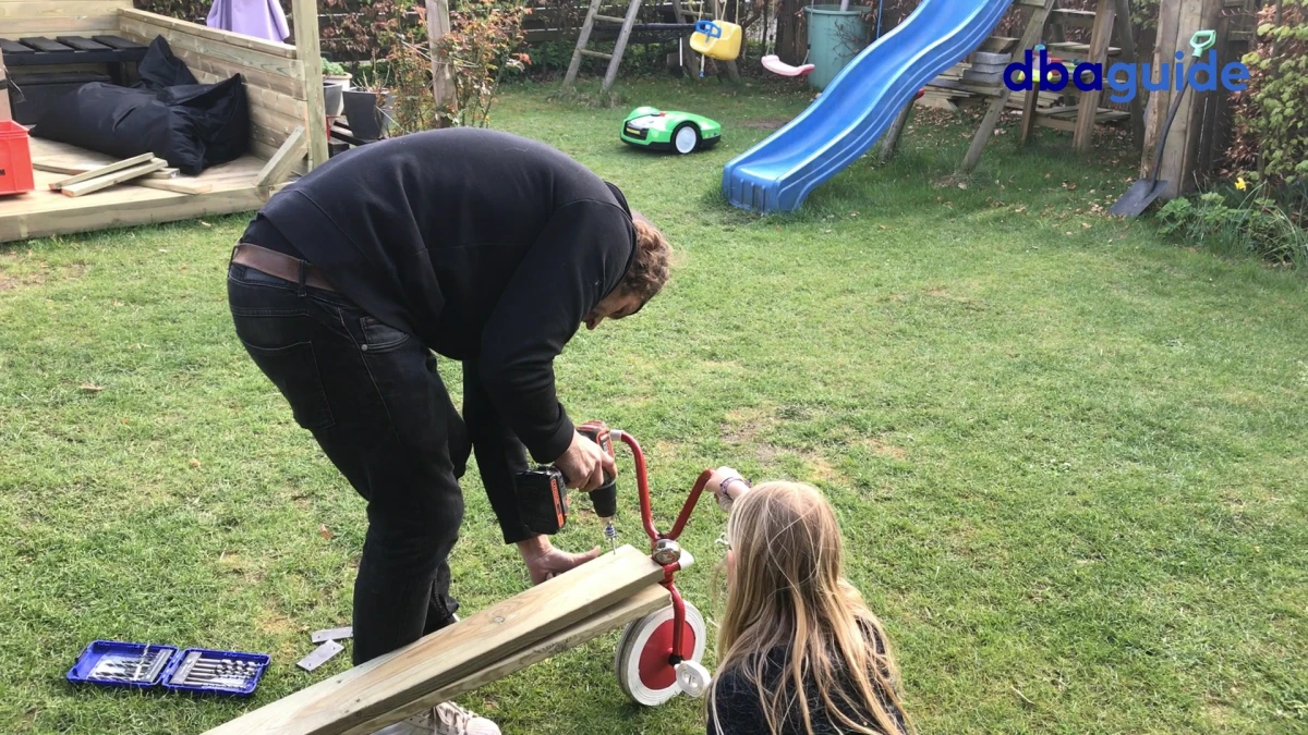 Sæbekassebilen er lavet på få timer, og den har ikke kostet mig en dyt. Jeg brugte bare nogle overskydende terrassebrædder og den gamle trehjulede børnecykel, som mine børn er vokset fra