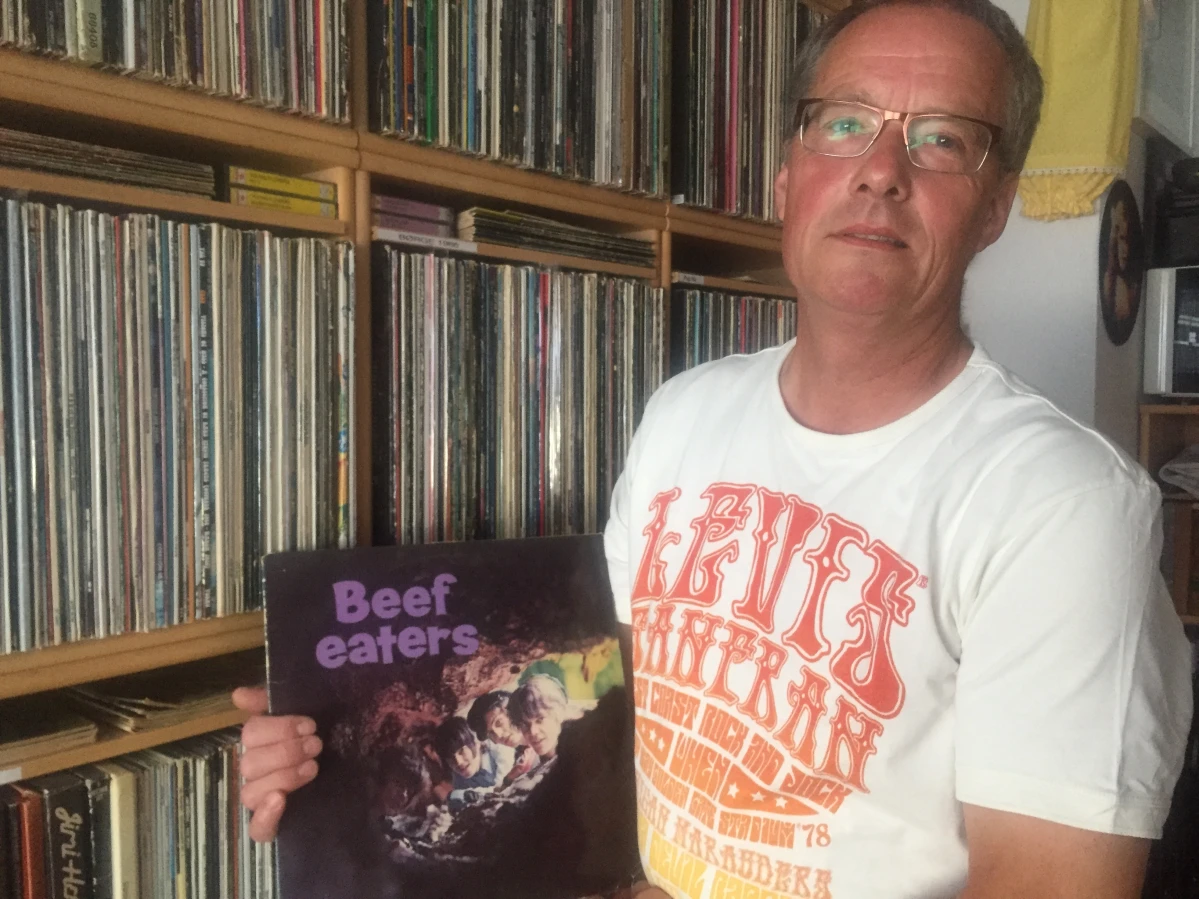 Ole samler på vinyler. Bogstaveligtalt har han vinyler fra gulv til loft, og du kan klikke på linket over billedet for at læse artiklen om hans samling. Blandt om, hvilken vinyl i hans samling, der er den dyreste