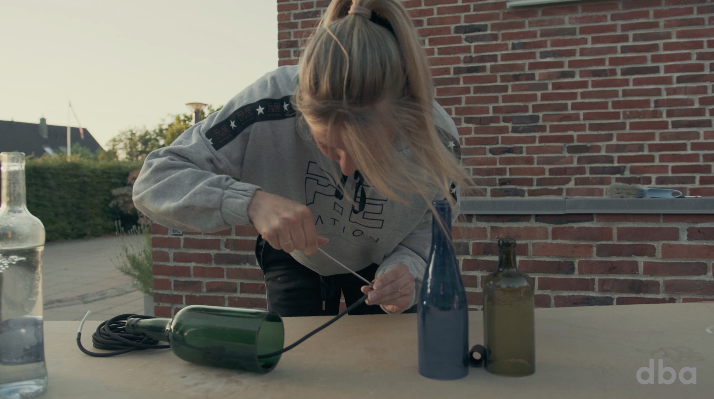 Video: Se hvilket møbel du kan lave ud af tre gamle flasker