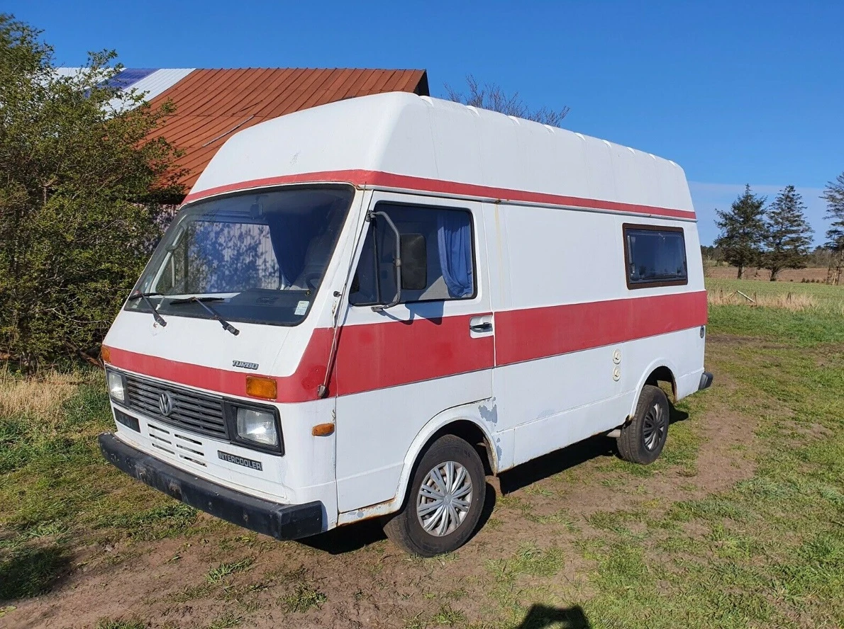 Denne retro autocamper venter lige nu på en ny ejer på DBA. Kim fra Viborg har sat den charmerende bil til salg. Han håber at få 29.999 kroner for den. Autocamperen er en VW LT fra 1980