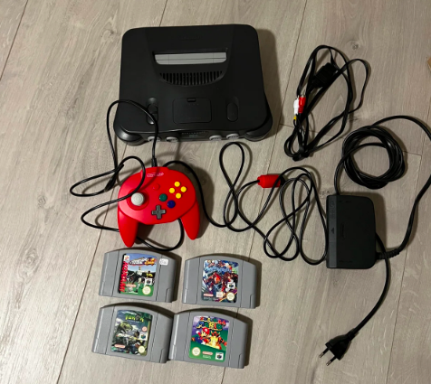 Michael fra Esbjerg har netop nu denne Nintendo 64 til salg her på DBA. For 900 kroner får du den med i bytte inklusiv fire spil, alle nødvendige kabler og 1 controller.