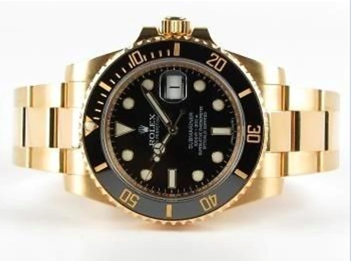 Her ser vi på en prislap med sekscifre: 169.990. Modellen hedder Submariner og er fra 2014 - og af 18 karat guld. Nyprisen i dag lyder på over 240.000 kroner