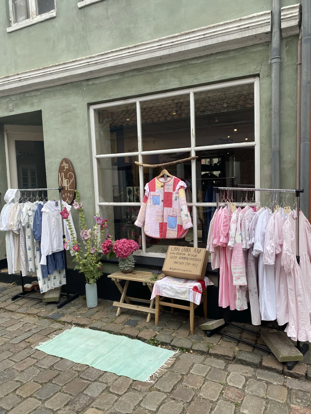 I sommeren 2021 åbnede Lykke Laura en pop-up-butik i sin mors frisørsalon. Det håber hun på, hun kan gøre igen i år.