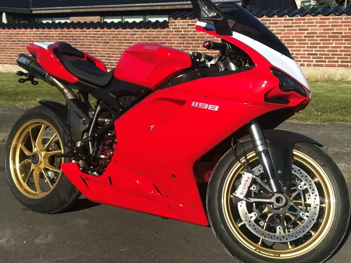 Er du Ducati-typen? Så er denne hårdkogte Ducati 1198 med garanti noget for dig! Det er Christian fra Horsens, der sælger den for 165.000 kroner