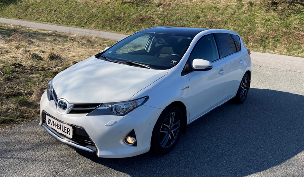 Hvis du vil køre i en bil, som både gør det muligt for dig at spare penge på brændstof og samtidig tage hensyn til miljøet, er en hybridbil et godt valg. Toyota Auris’ hybrid biler er blandt de hybridbiler, der kører længst på literen. Lige nu har Kristian fra Brønderslev denne Toyota Auris 1,3 hybrid til på DBA for 129.500 kroner.