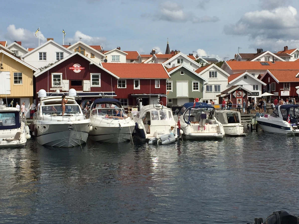 Leon indrømmer det gerne: De fylder lidt, de otte vennepar, når de lægger til i den Svenske skærgård. Men de hygger sig. Og har ikke i sinde at stoppe med den flydende sommer-koloni