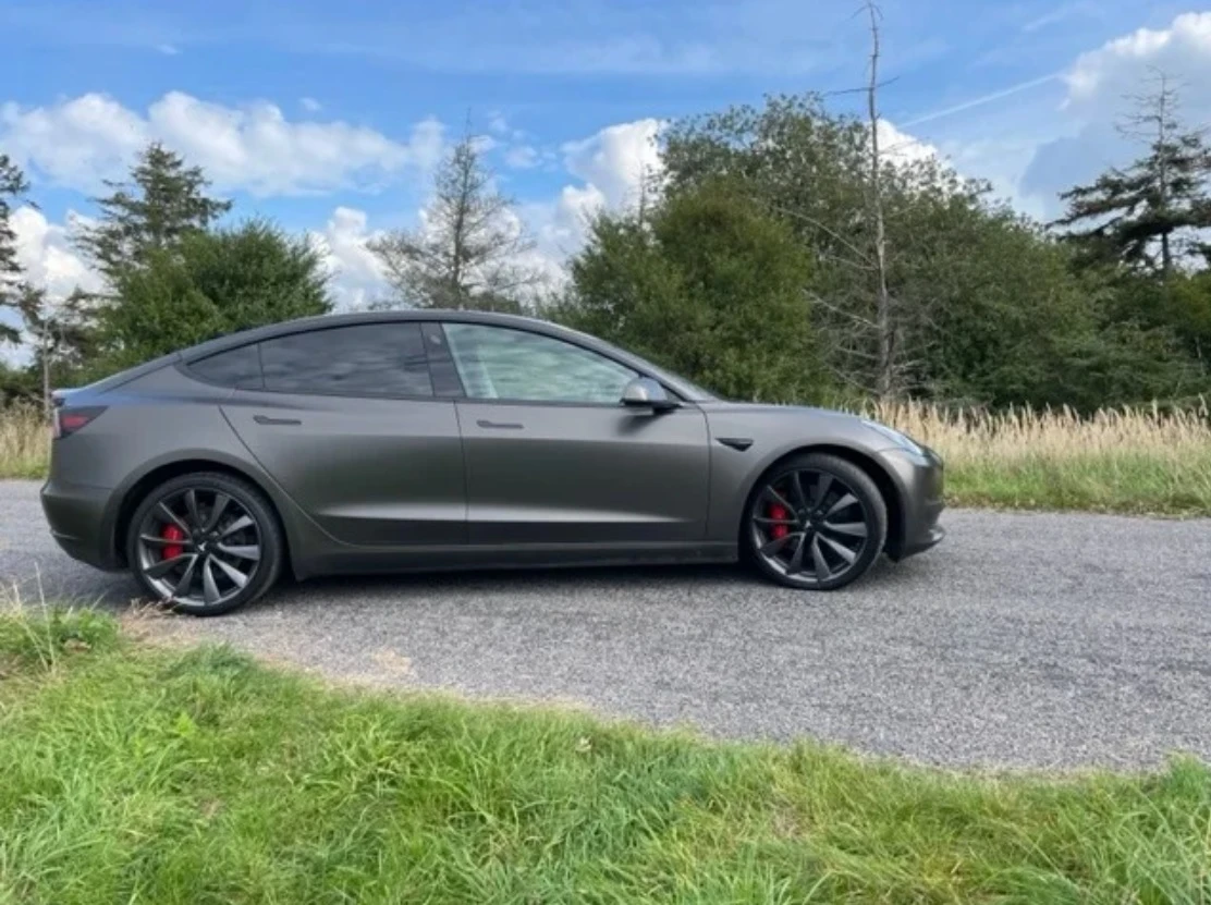 Allan fra Frederikssund har denne Tesla model 3 til salg for 349.900 kr. på DBA