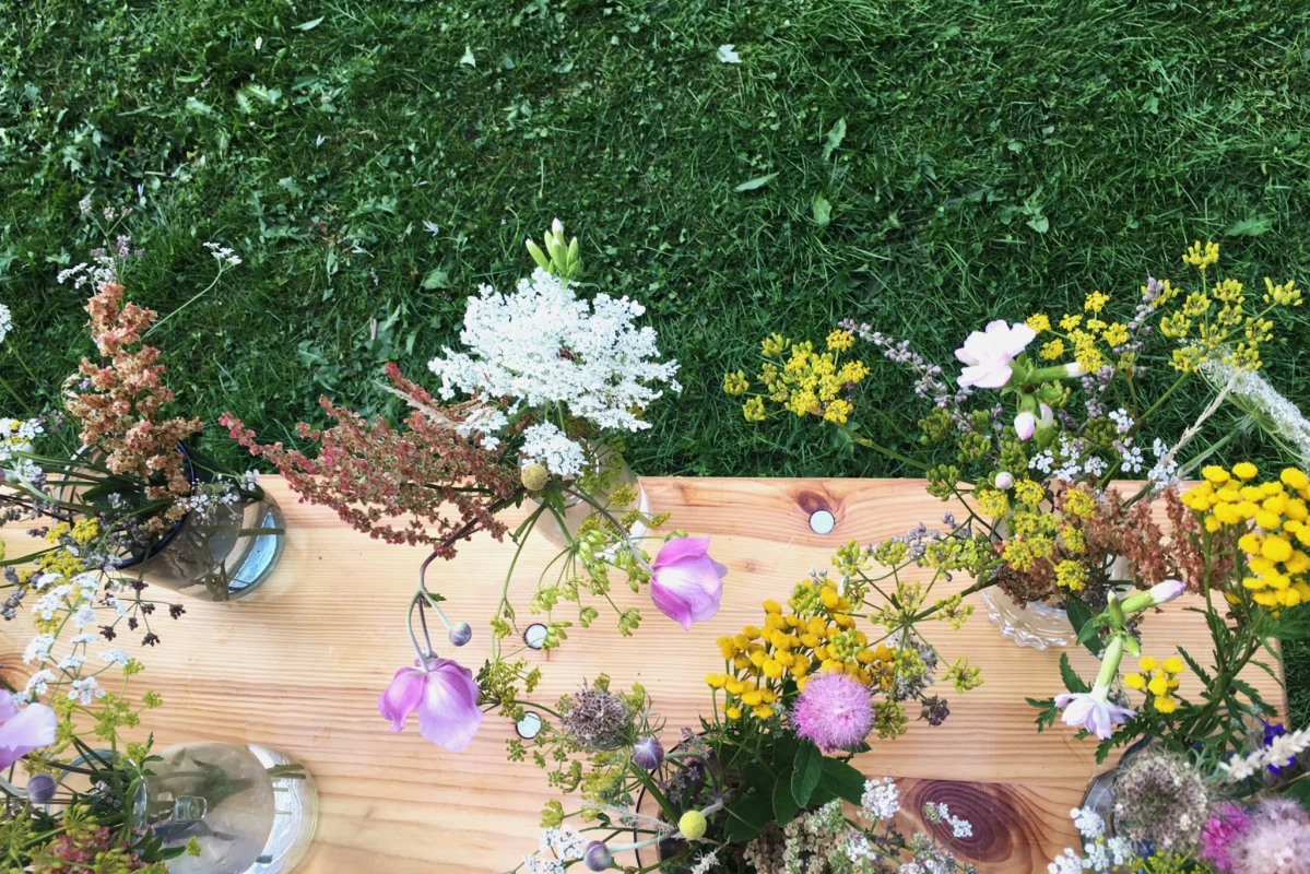 Anne havde sat blomster i forskellige glasvaser, fundet på DBA