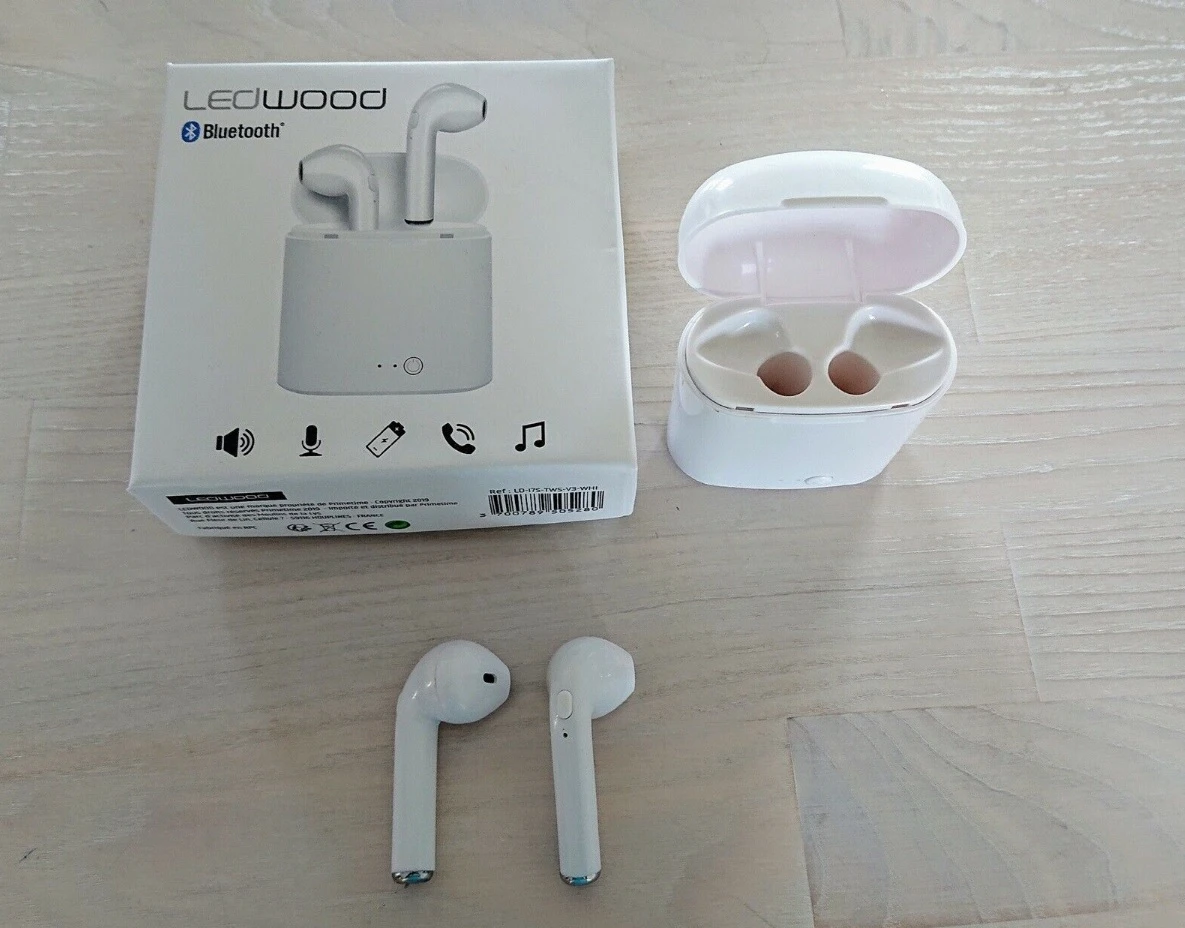 Airpods er en ufattelig populær vare på DBA. Mange søger efter airpods, og du kan heldigvis finde flere til salg på genbrugssitet. For eksempel dette eksemplar, som tilhører Jacob fra Ringkøbing. Jacob sælger sine Airpods fra Ledwood med bluetooth til 150 kroner. Han skriver, at de ’fungerer fantastisk godt og med god lyd’