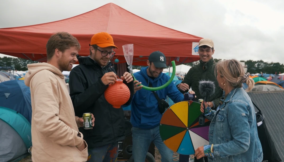 Et lykkehjul. Hvad kan man bruge det til på festival, og hvad fik vi byttet os til for det? Ja det kan du se i videoen, som du finder øverst i artiklen