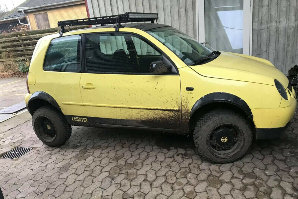 Mudderet op ad siden afslører, at denne Lupo er en sand offroader! Den kan blive din for bare 20.000 kroner. Sælges af David fra Skibby.