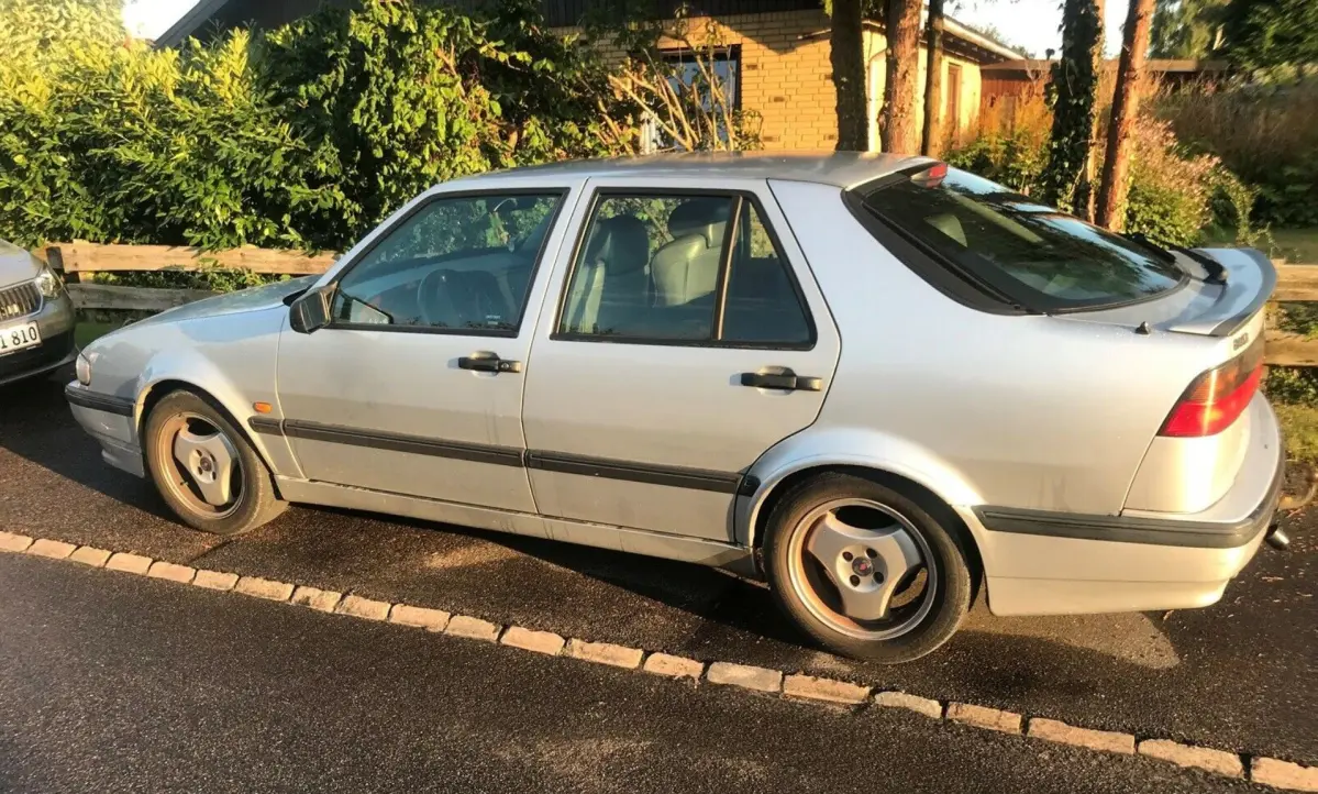 Det er Frede fra Albertslund, der sælger denne fede Saab 9000 Aero for 20.000 kroner.