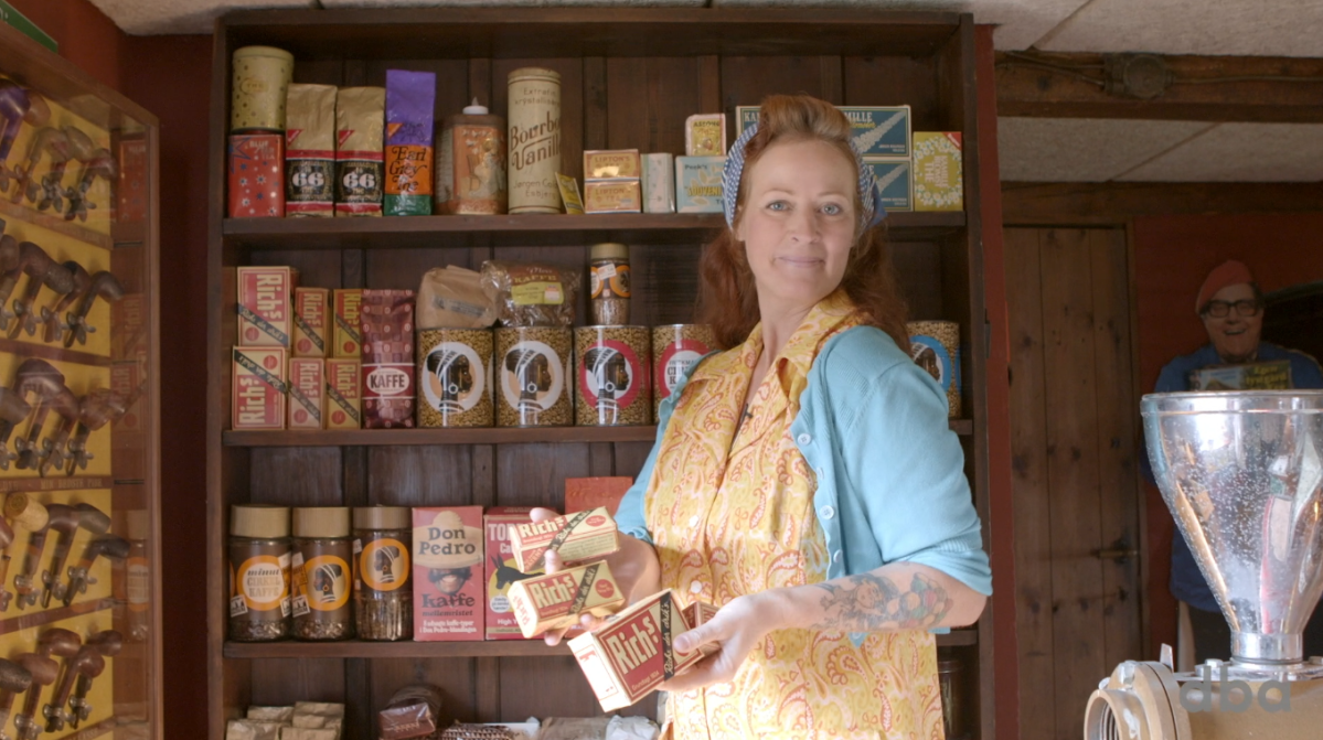 Anne-Mette er pjattet med Olsen Banden. Faktisk har hende og manden bygget en tro kopi af den velkendte stue fra filmene.