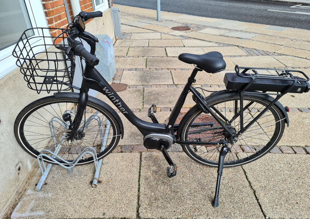 Synes du også der er hverdagslykke at være i overhalingsbanen på cykelstien? Så skal du da anskaffe dig en elcykel. Eksempelvis denne Winther Genesis E2, med syv gear. Louise fra Randers sælger den netop nu her på DBA for 13.000 kroner. Cyklen er et år gammel og har nedlagt 1.400 kilometer.