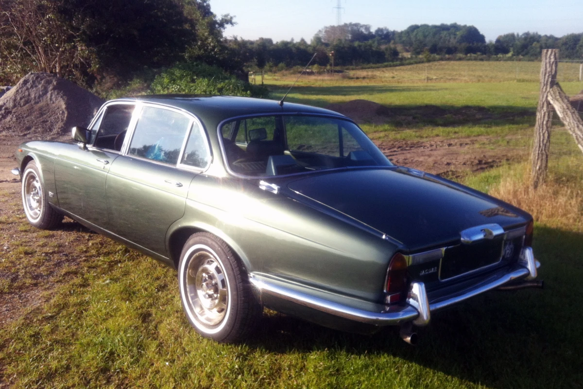 Det er som at træde ind på et badeværelse i et parcelhus fra 1970. Kim Widells grønne Jaguar XJ12L er i den grad grøn både inde og ude. Den er faktisk ganske gennemført. Foto: Kim Widell