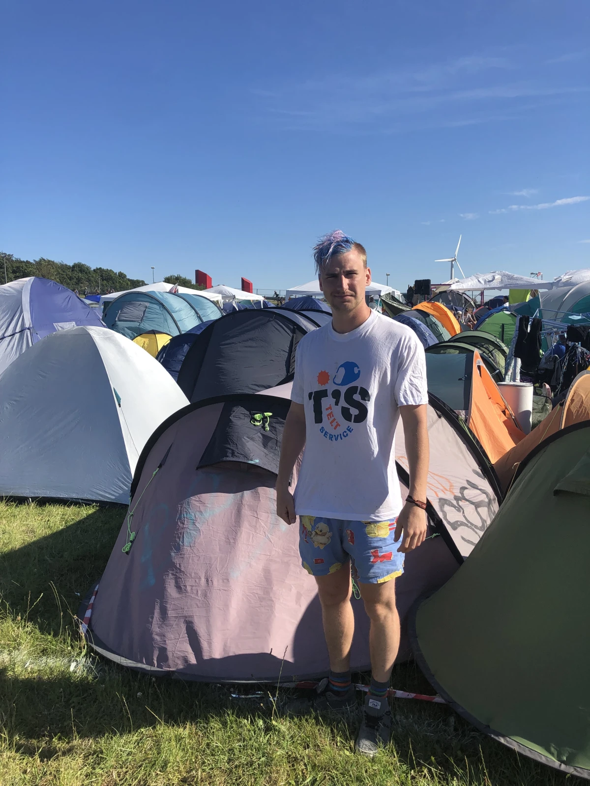 Sebastian genbruger efterladte telte på Roskilde Festival