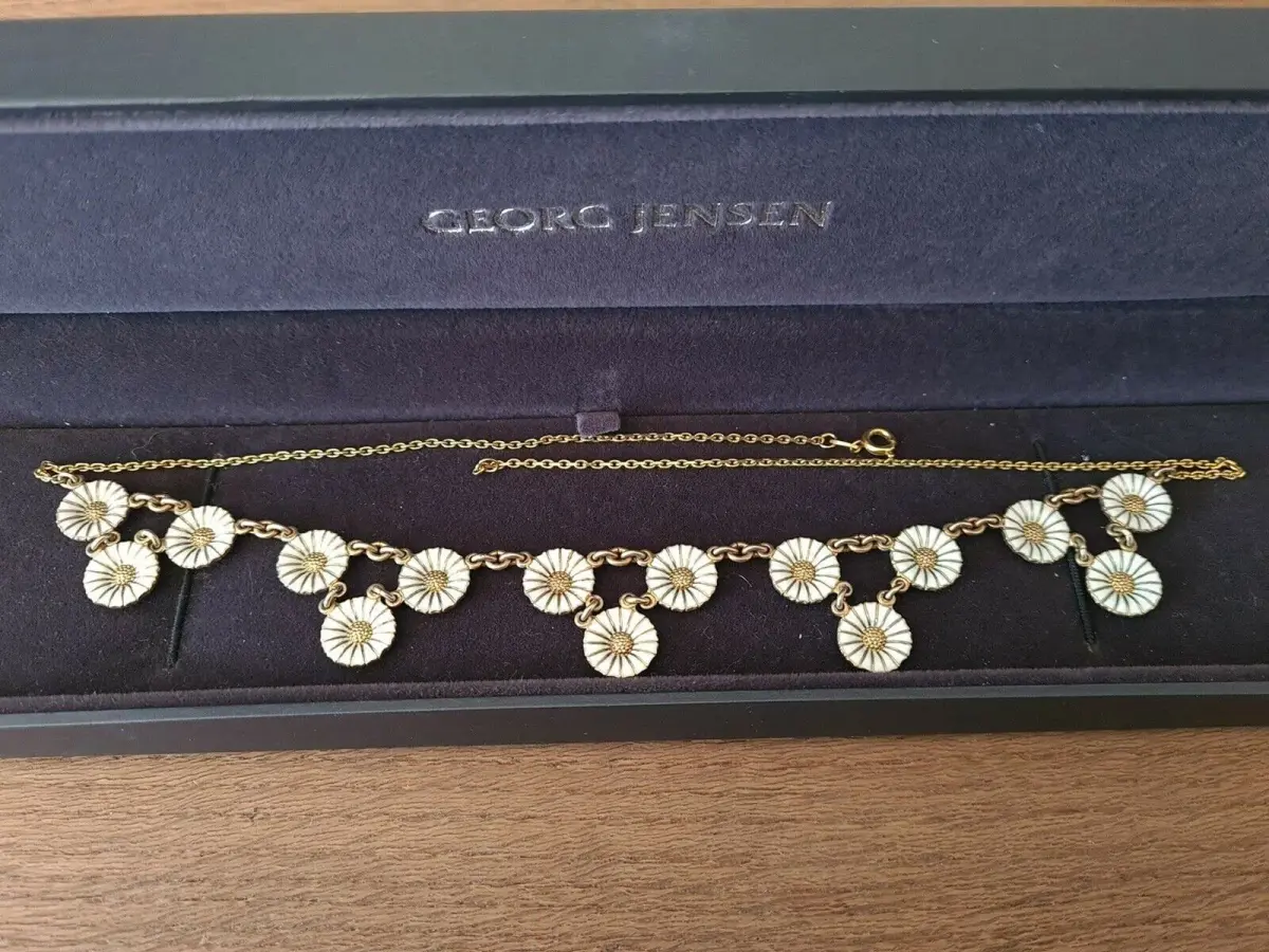 Vianna fra Randers sælger det populære blomstersmykke fra Georg Jensen til 3.500 kroner.