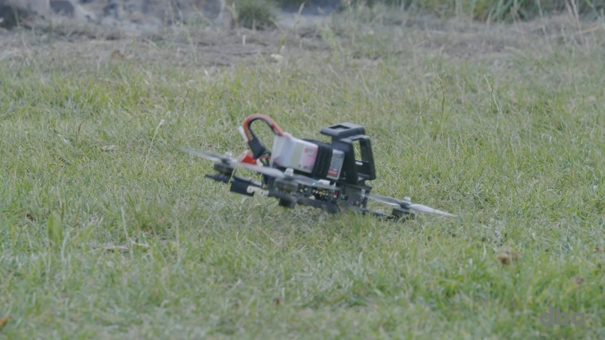 Du kan selv tjekke efter, om du kan se forskel på en freestyle-drone og en racerdrone i videoen, som du finder øverst i artiklen