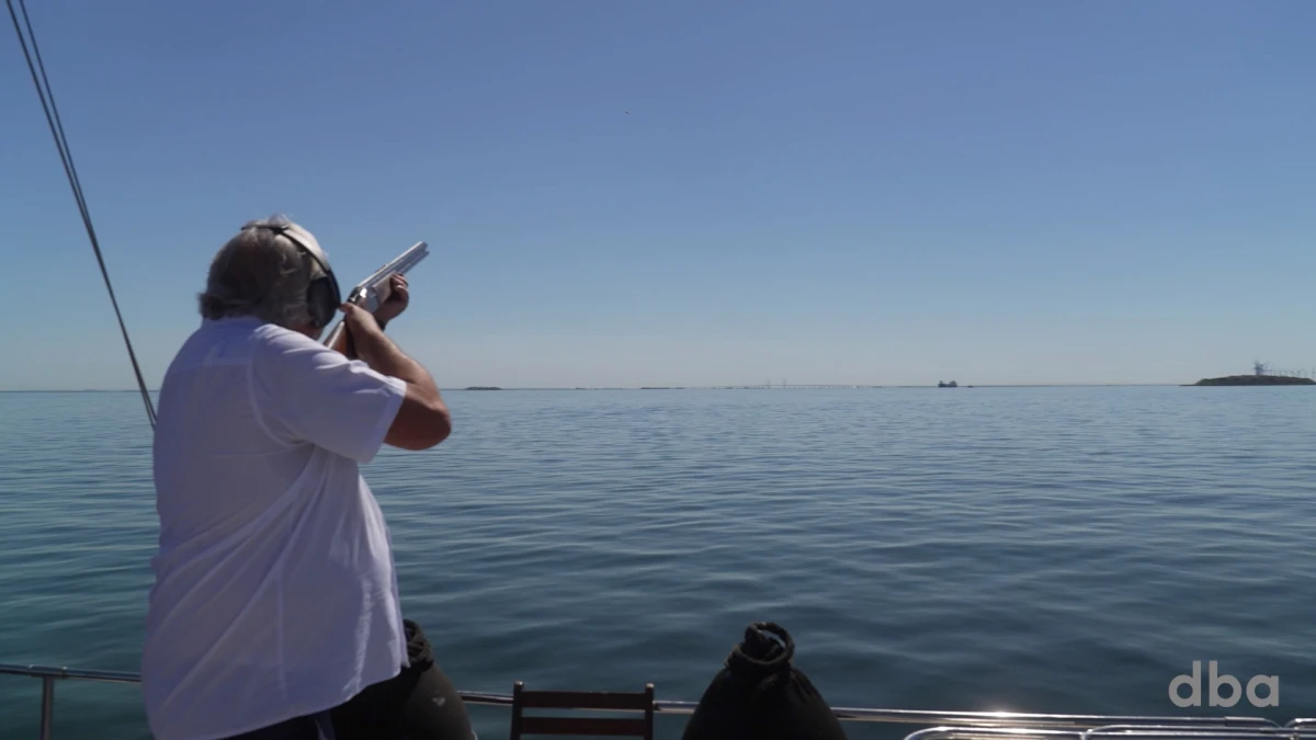 Yachten har telefon i alle værelser. Sådan kan du ringe fra en hvilken som helst kahyt og bede om, at kaptajnen eller en vilkårlig anden kommer ned på dit værelse med ekstra forsyninger.